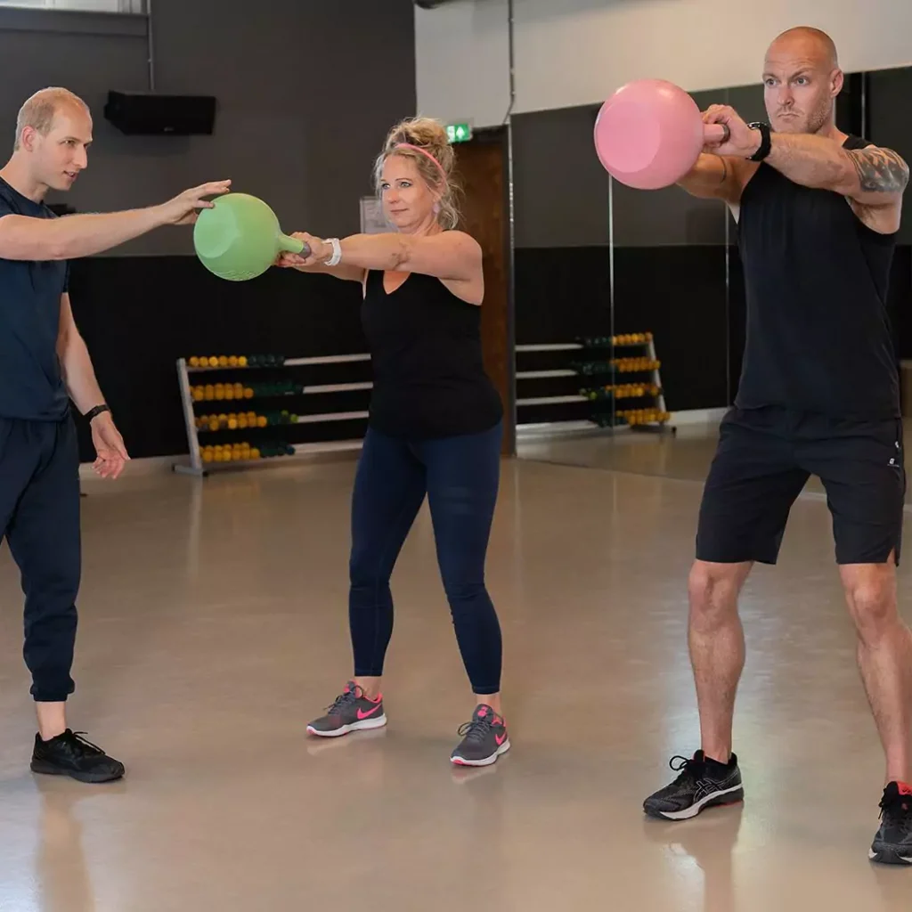 een vrouwelijke personal trainer die je mentaal uitgedaagd heeft met gevarieerde oefeningen een vrouwelijke personal trainer die je mentaal uitgedaagd heeft met gevarieerde oefeningen